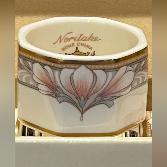 Noritake Barrymore 4 pc Napkin Ring Set Bone China 2" W x 1.25" H - Picture 5 of 6